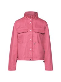 Veste rose avec un col montant, des boutons-pression en argent, deux poches avant et un ourlet ajustable. Fabriquée dans un tissu lisse et léger.