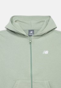 Sweatshirt com fecho éclair da New Balance em verde claro, com capuz, bolsos frontais e logótipo branco no lado esquerdo do peito, tamanho 9-10 anos.