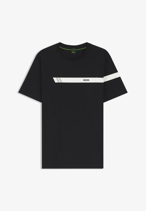Musta puuvillainen t-paita, jossa on valkoinen vaakasuora raita ja kaksi ohutta rinnakkaista viivaa sen yläpuolella. "BOSS"-logo painettuna raidassa.