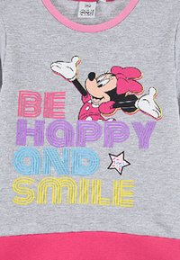 Felpa grigia con scollatura rosa, con la scritta "SII FELICE E SORRIDI" in caratteri multicolori e un'illustrazione di un personaggio con un fiocco.