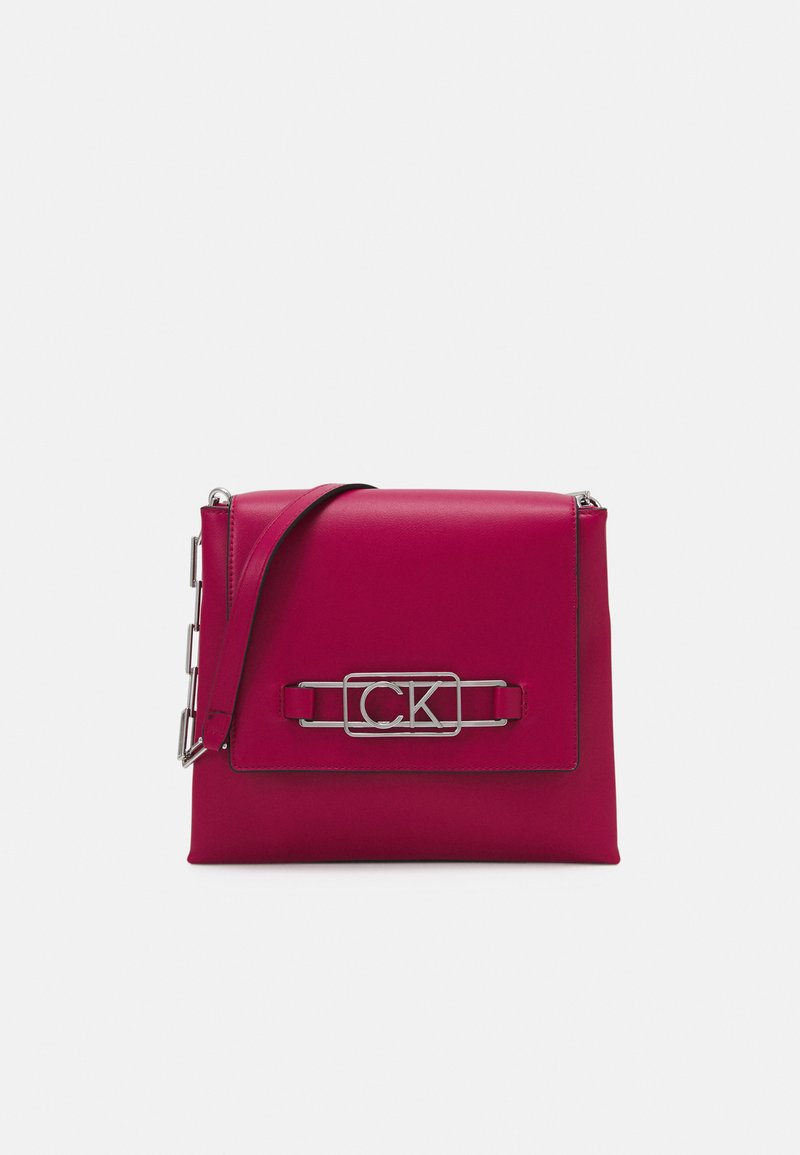 Calvin Klein SHOULDER BAG FLAP Handtasche cerise/pink Zalando.de