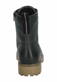 Bottine en cuir vert avec une finition texturée, semelle en caoutchouc tan et détail de fermeture éclair à l'arrière, présentant une bande d'accent bleu marine en haut.