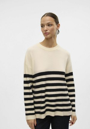 Maglione crema con righe nere orizzontali, scollo rotondo e maniche lunghe. Tessuto morbido, vestibilità rilassata e spalle cadenti.