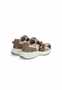 Chaussures de sport marron et beige avec une tige en maille, des accents en daim, des semelles intermédiaires blanches texturées et des semelles extérieures en caoutchouc à motifs. Des languettes arrière sont incluses.