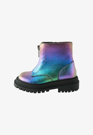 Metalická členková obuv s dúhovým iridescentným povrchom, čierna robustná podrážka, bočný zips a textúrovaný materiál. Obsahuje rovné švy.