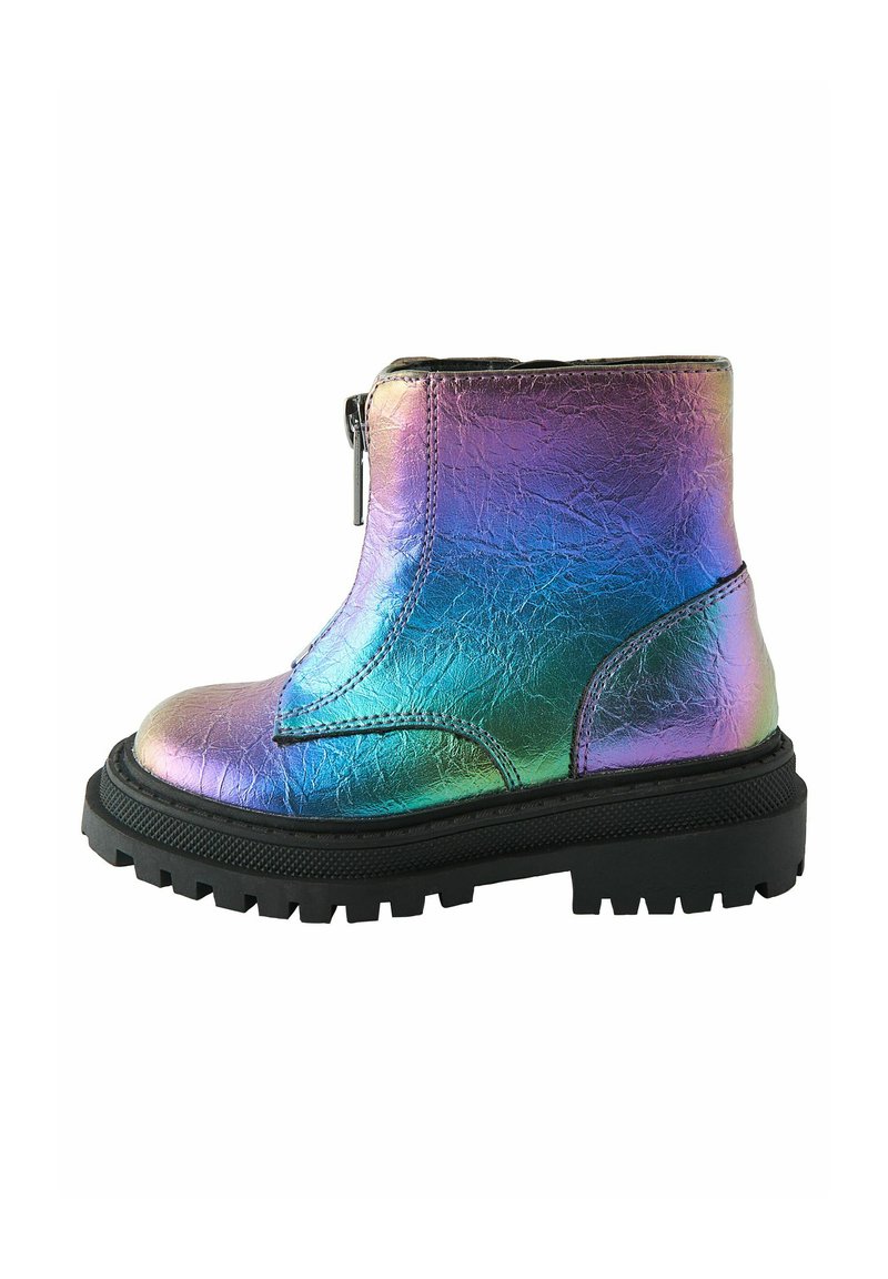 Stivale alla caviglia metallico con finitura iridescente arcobaleno, suola nera spessa, zip laterale e materiale texturizzato. Presenta cuciture dritte.
