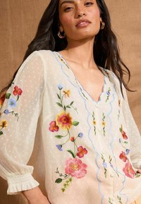 Love & Roses PETITE FIT - EMBROIDERED SCALLOP DETAIL - Bluza - ivory