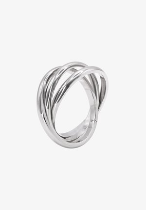 Bague multi-bandes en argent avec des surfaces entrelacées et lisses, finie avec un poli, arborant un design moderne de forme circulaire.