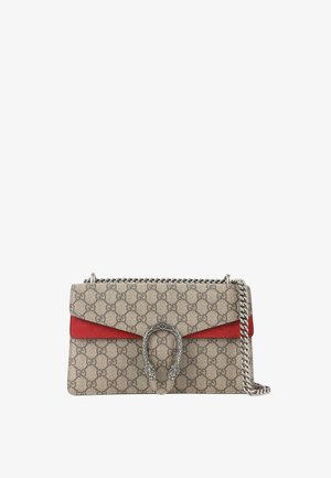 Beige og rød designer skuldertaske med dobbelt tigerhovedlås og sølvkædestrop, med et sammenflettet G-mønster på stoffet.