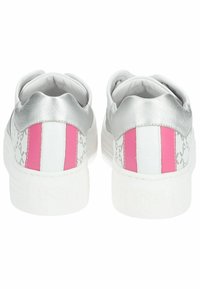 Sneakers bianchi con tacco strutturato in argento e dettagli rosa. Presentano una superficie liscia e un design posteriore a fantasia, con una parte posteriore arrotondata.