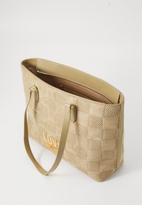 Smėlio spalvos tote maišas su tekstūruotu languotu paviršiumi, su auksinės spalvos "LOVE MOSCHINO" logotipu, lygiais dirželiais iš dirbtinės odos ir užtrauktuku uždaromu vidiniu kišenė.