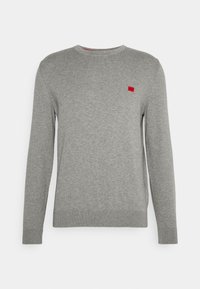 Szary sweter z miękkiej tkaniny, z okrągłym dekoltem, długimi rękawami, ściągaczami na mankietach i u dołu, z małym czerwonym logo na piersi.