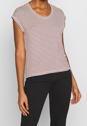 Czerwono-biały pasiasty t-shirt z krótkim rękawem i okrągłym dekoltem, wykonany z miękkiego materiału, noszony z czarnymi spodniami, o luźnym kroju.