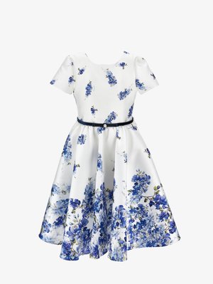 Witte jurk met korte mouwen, getailleerde taille met een zwarte riem, en een blauw bloemenpatroon dat geconcentreerd is op de rok en verspreid op het lijfje.
