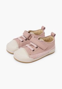 Scarpe da ginnastica rosa in tela con punta e suola in gomma bianca. Caratteristiche includono una fascia in velcro e lacci decorativi. Fodera interna morbida.