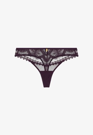 String en dentelle violet foncé avec motifs floraux et petit charm en or au centre de la ceinture avant sur fond blanc.