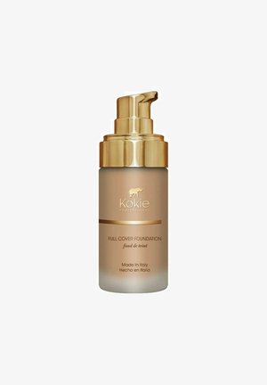 Kokie Professional Full Cover -meikkivoide huurretussa lasipullossa, jossa kultainen pumppu, valmistettu Italiassa, sisältäen beigeä nestemäistä meikkivoidetta.