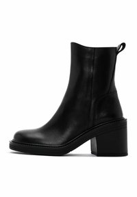 Black ankle boot made of smooth leather, featuring a rounded toe and a thick, block heel. Side elastic panels for easy wear.