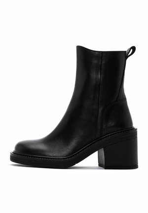 Enkellaarsjes met plateauzool - black