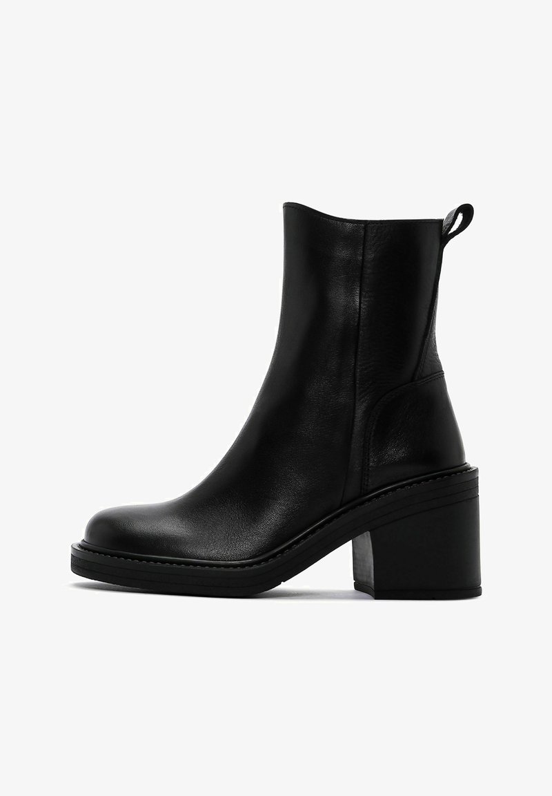 Black ankle boot made of smooth leather, featuring a rounded toe and a thick, block heel. Side elastic panels for easy wear.