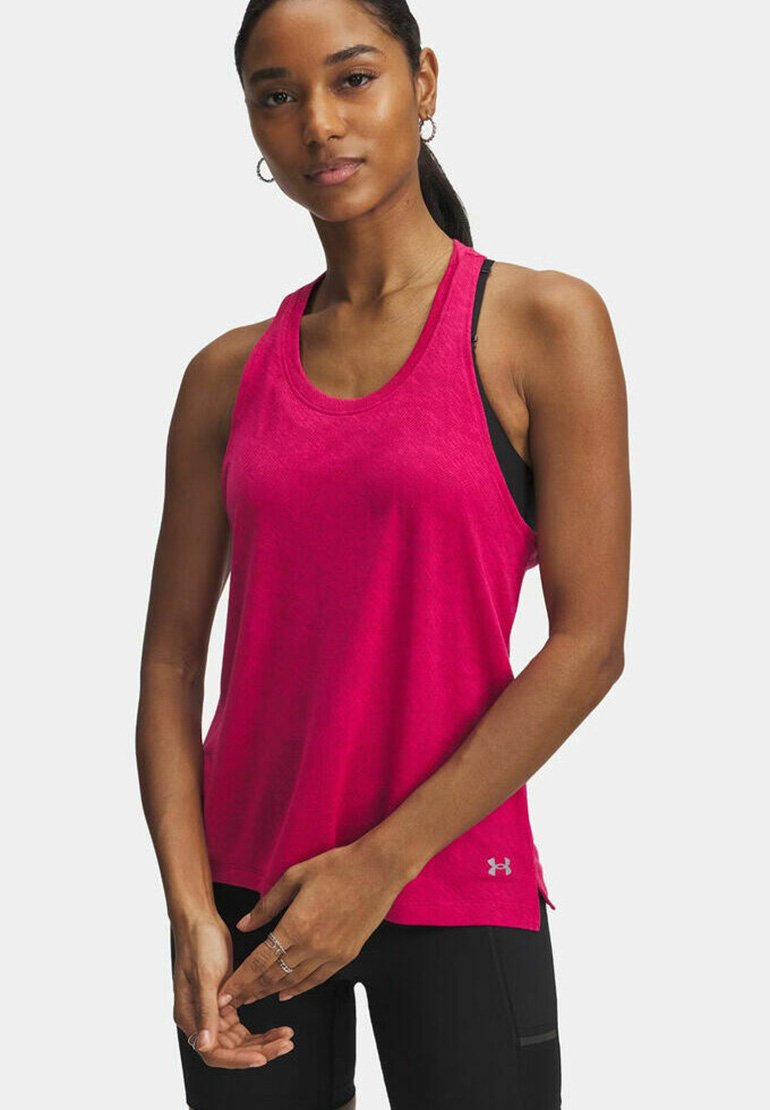 Roze atletiek tanktop van lichtgewicht stof, met een ronde halslijn en een ontspannen pasvorm. Zwarte bandjes zijn zichtbaar eronder.