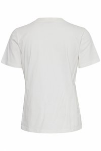 Camiseta de algodón blanco con mangas cortas, cuello redondo y un corte relajado. Textura suave y diseño sencillo sin patrones ni adornos.