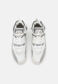 Jordan JUMPMAN TWO TREY - Baskets montantes - med grey/white/summit white