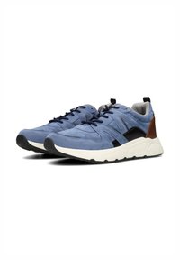Zapatillas de ante azul con acentos en negro y marrón, que cuentan con una suela acolchada, cordones clásicos y una parte superior texturizada para comodidad y estilo.