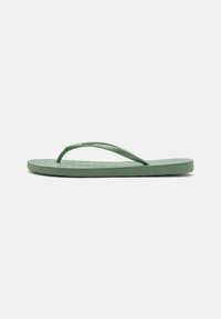 Grønne gummisandaler med tekstureret fodseng, slanke Y-formede stropper og flad sål. Enkelt design uden synligt hardware eller mønstre.