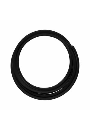 Aufgerollter schwarzer Gartenschlauch ordentlich in einer kreisförmigen Form auf weißem Hintergrund gelegt.