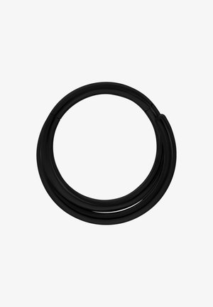 Aufgerollter schwarzer Gartenschlauch ordentlich in einer kreisförmigen Form auf weißem Hintergrund gelegt.