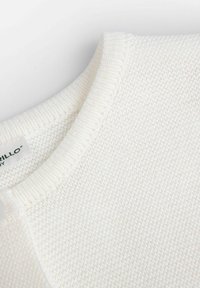 Biały sweter dziany z teksturowanym materiałem, okrągłym dekoltem i metką wewnętrzną, koncentrując się na gładkim, równym wzorze.