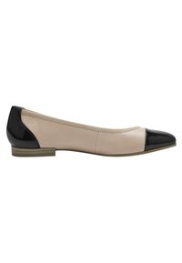 Chaussure plate beige avec bout et talon en cuir verni noir, talon bas en bois et finition lisse.