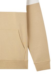 Felpa beige con texture a costine, caratterizzata da una grande tasca frontale e dettagli bianchi sulle spalle. Il polsino della manica è a costine.
