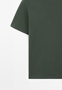 T-shirt in cotone verde scuro con maniche corte, scollo rotondo e una trama liscia; caratterizzata da un design semplice e pulito senza ornamenti.