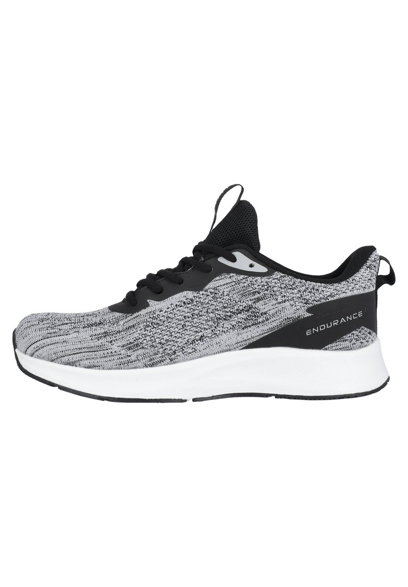 Schwarzer und grauer Sportschuh mit einem strukturierten Strickobermaterial, einer weißen Zwischensohle und einer schwarzen Außensohle; verfügt über Schnürsenkel und einen Zugriemen.