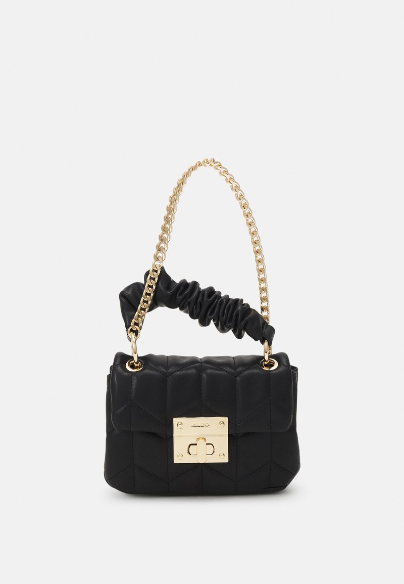 Sac à main noir matelassé avec bandoulière chaîne dorée et fermoir rectangulaire doré sur fond blanc uni.