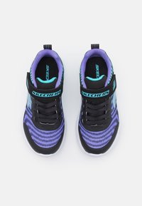 Baskets Skechers noires et violettes pour enfant avec des accents turquoise, des bandes Velcro et des semelles blanches, vues de dessus sur un fond blanc.
