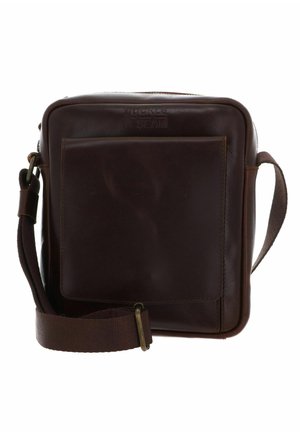 Sac bandoulière en cuir marron foncé avec poche avant et sangle en tissu ajustable, marqué du logo "Buckle & Seam" embossé sur le dessus.