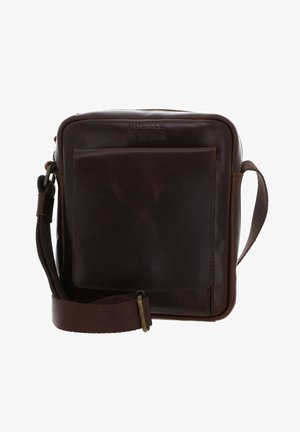 Sac bandoulière en cuir marron foncé avec poche avant et sangle en tissu ajustable, marqué du logo "Buckle & Seam" embossé sur le dessus.