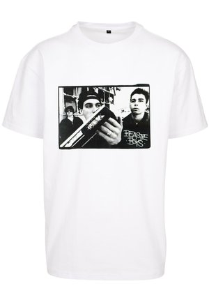 Witte katoenen T-shirt met een zwart-wit grafiek van drie individuen met een apparaat. De tekst luidt "Beastie Boys" in zwart.