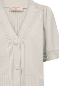 Lichtgrijze cardigan met een V-hals, korte pofmouwen, geribbelde accenten en twee ronde knopen aan de voorkant, gemaakt van een zachte gebreide stof.