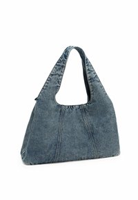 Sac d'épaule en denim de forme triangulaire, avec une poignée arrondie et des détails surpiqués. Couleur bleu clair avec texture et coutures visibles.