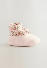 Scarpina in feltro rosa con colletto in tessuto a fantasia floreale e dettaglio a fiocco. Tessuto morbido e forma arrotondata per comfort e calore.