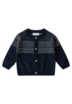Marineblauer Kinderstrickjacke mit weißem geometrischem Strickmuster über der Brust und an den Schultern, Knopfverschluss vorne und gerippten Bündchen.