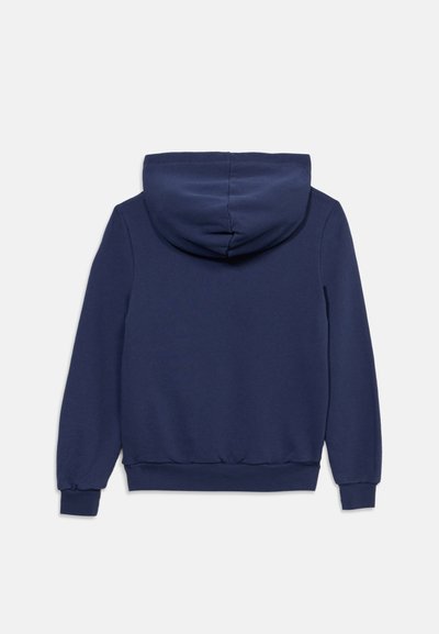 Μακρυμάνικο φούτερ με κουκούλα σε ναυτικό μπλε χρώμα, με τσέπες στο μπροστινό μέρος, ριμπ λεπτομέρειες στα μανίκια και στο κάτω μέρος, εμφανιζόμενο από πίσω σε απλό λευκό φόντο.