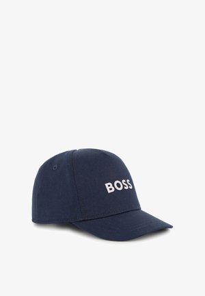 Casquette de baseball bleu marine avec visière courbée et texte blanc "BOSS" brodé sur le panneau avant, présentée sur fond blanc.