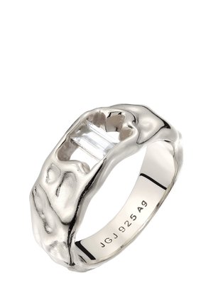 Silberner Ring mit einem unregelmäßig strukturierten Band, das einen rechteckigen klaren Edelstein und gravierte Markierungen auf der Innenseite zeigt.