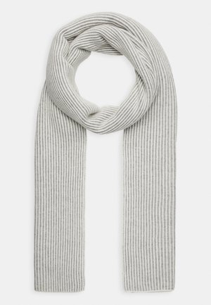 Écharpe tricotée à rayures verticales gris clair et blanc, bouclée avec les extrémités pendantes verticalement sur un fond blanc.