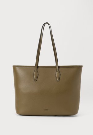 Olivengrøn totebag lavet af tekstureret kunststoflæder, med to lange håndtag og et minimalistisk design. Diskret brandlogo nederst.